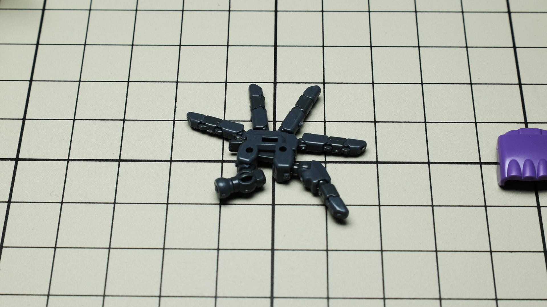 エモーションマニュピレーターは開いた状態で成形されているので……