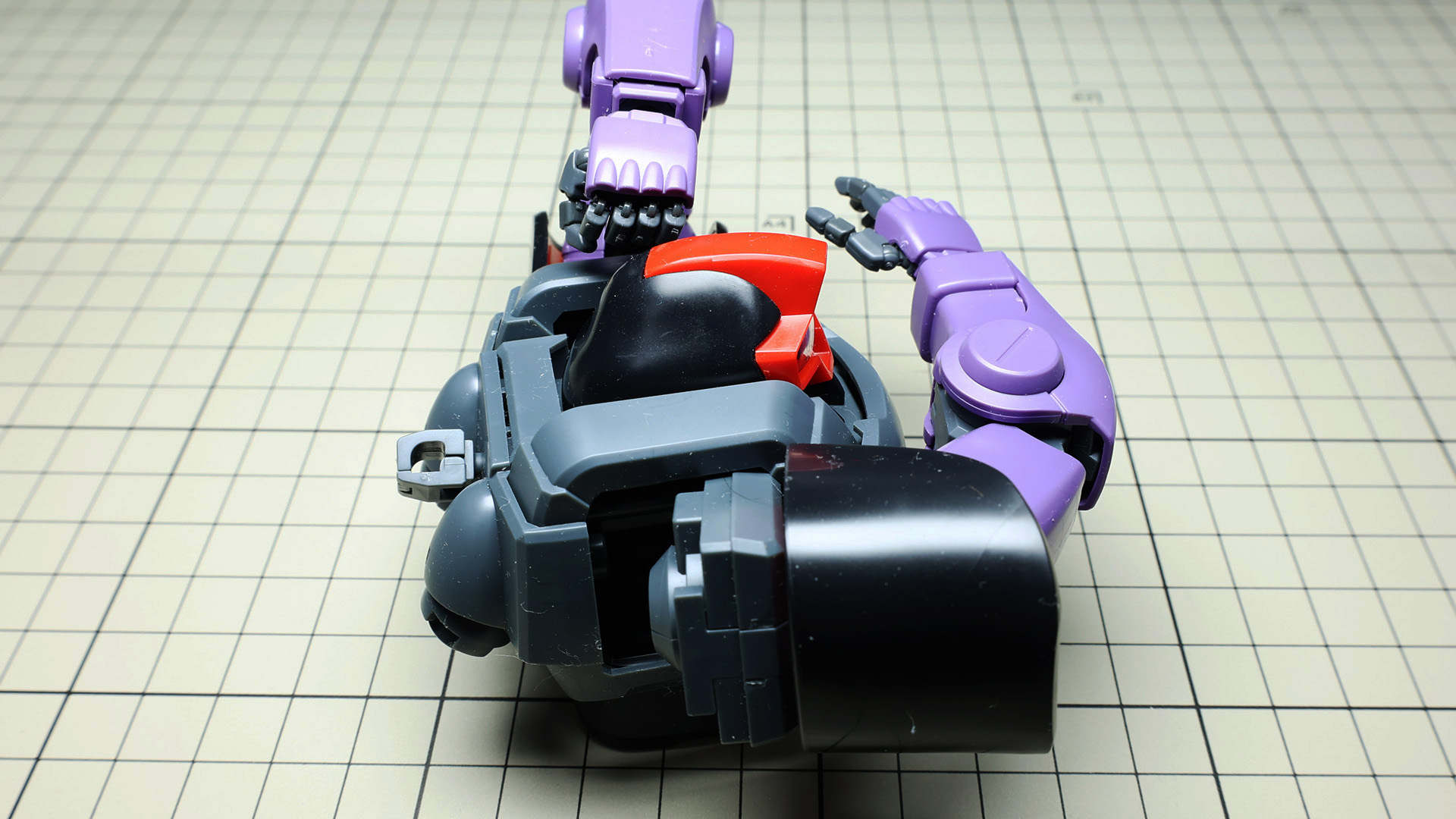 振り出し式の肩関節で腕部は究極的に前を向きます！