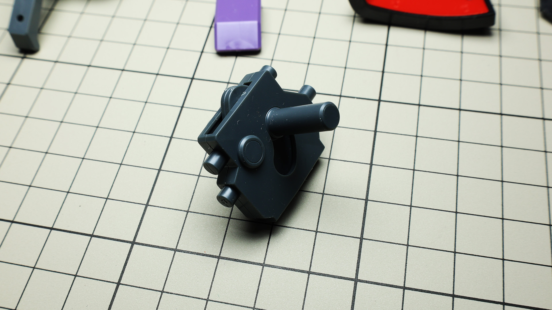 股関節は左右独立でスイング可動させられるようになっています