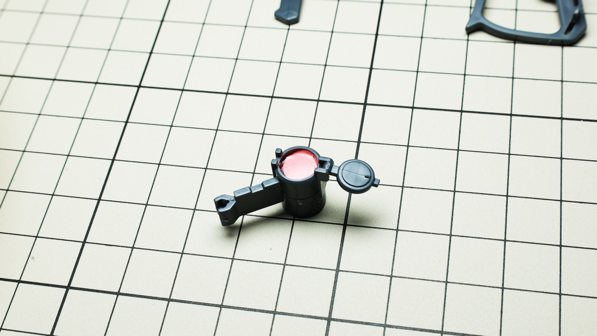 MMP-80マシンガン、予備マガジン、ヒート・サーベル。シュツルム・ファウスト
