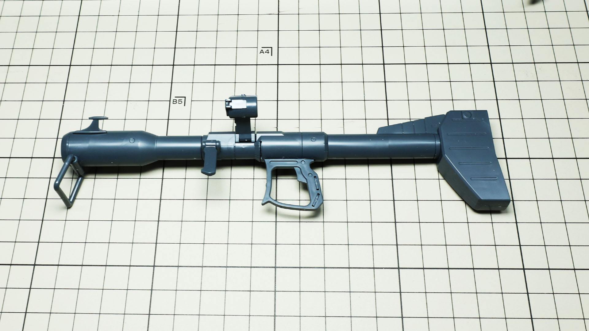 MMP-80マシンガン、予備マガジン、ヒート・サーベル。シュツルム・ファウスト