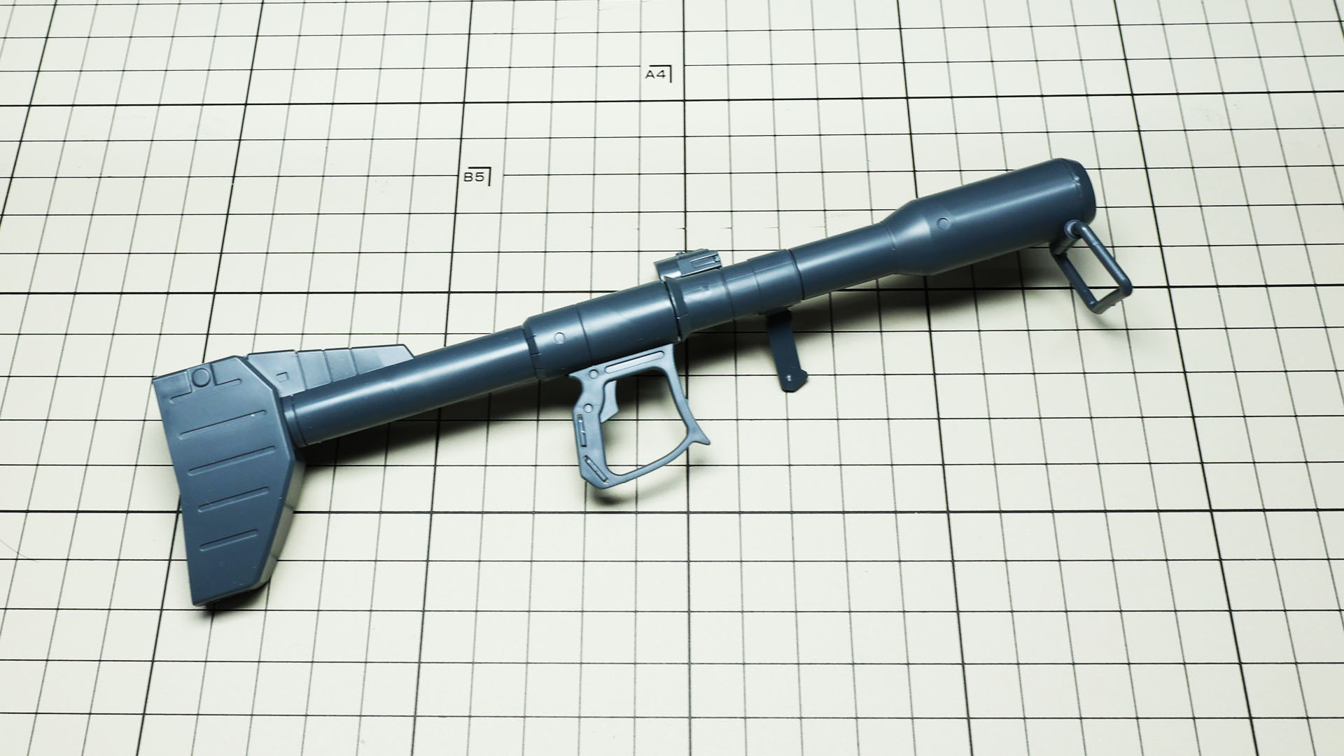 MMP-80マシンガン、予備マガジン、ヒート・サーベル。シュツルム・ファウスト