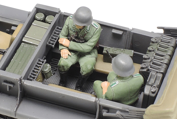 室内の小銃ラックや折りたたんだ幌の裏側などを新たに追加