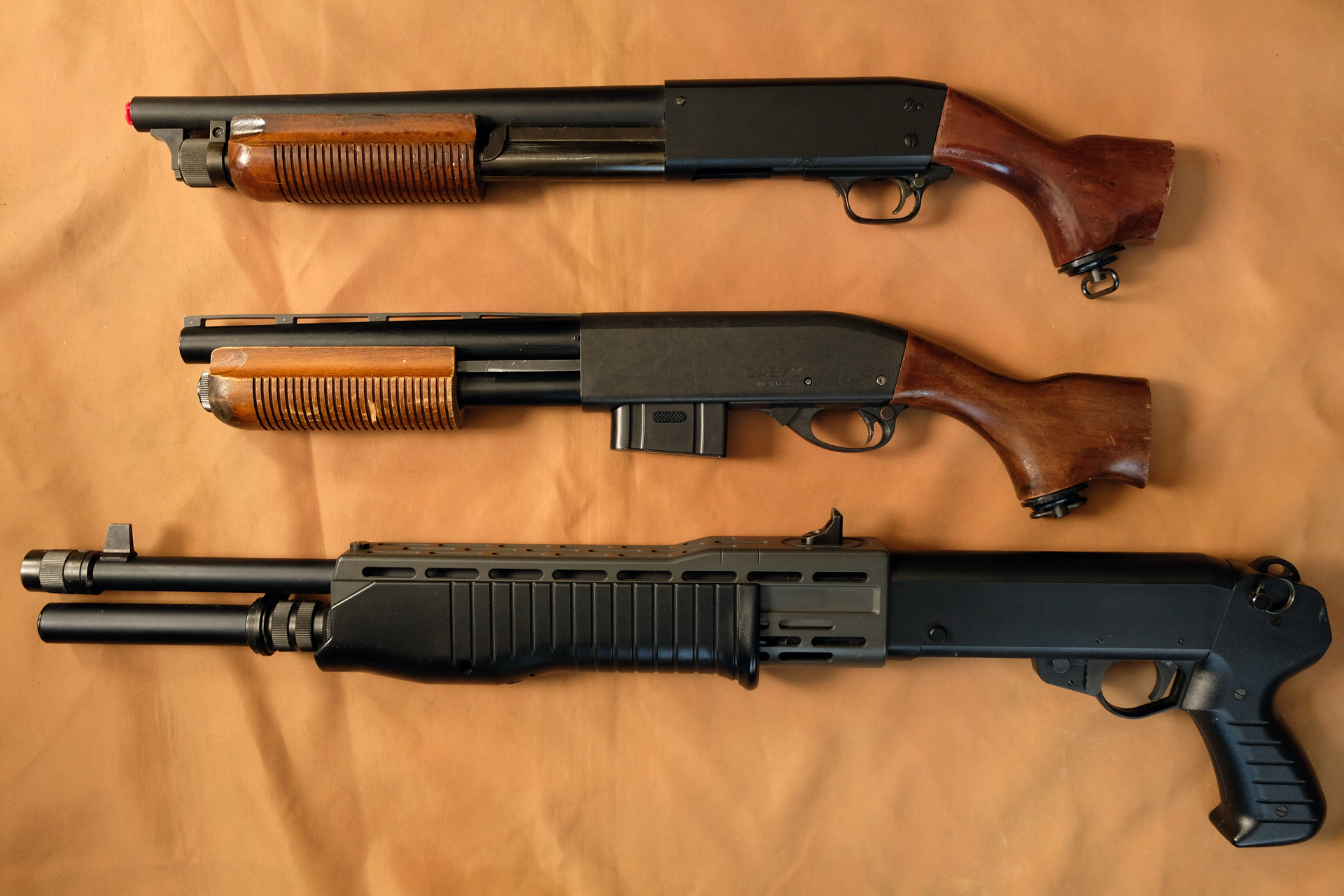 筆者所有のエアコッキングショットガン。上から「KTW　イサカM37」「マルゼンCA870」「東京マルイ　スパス12」