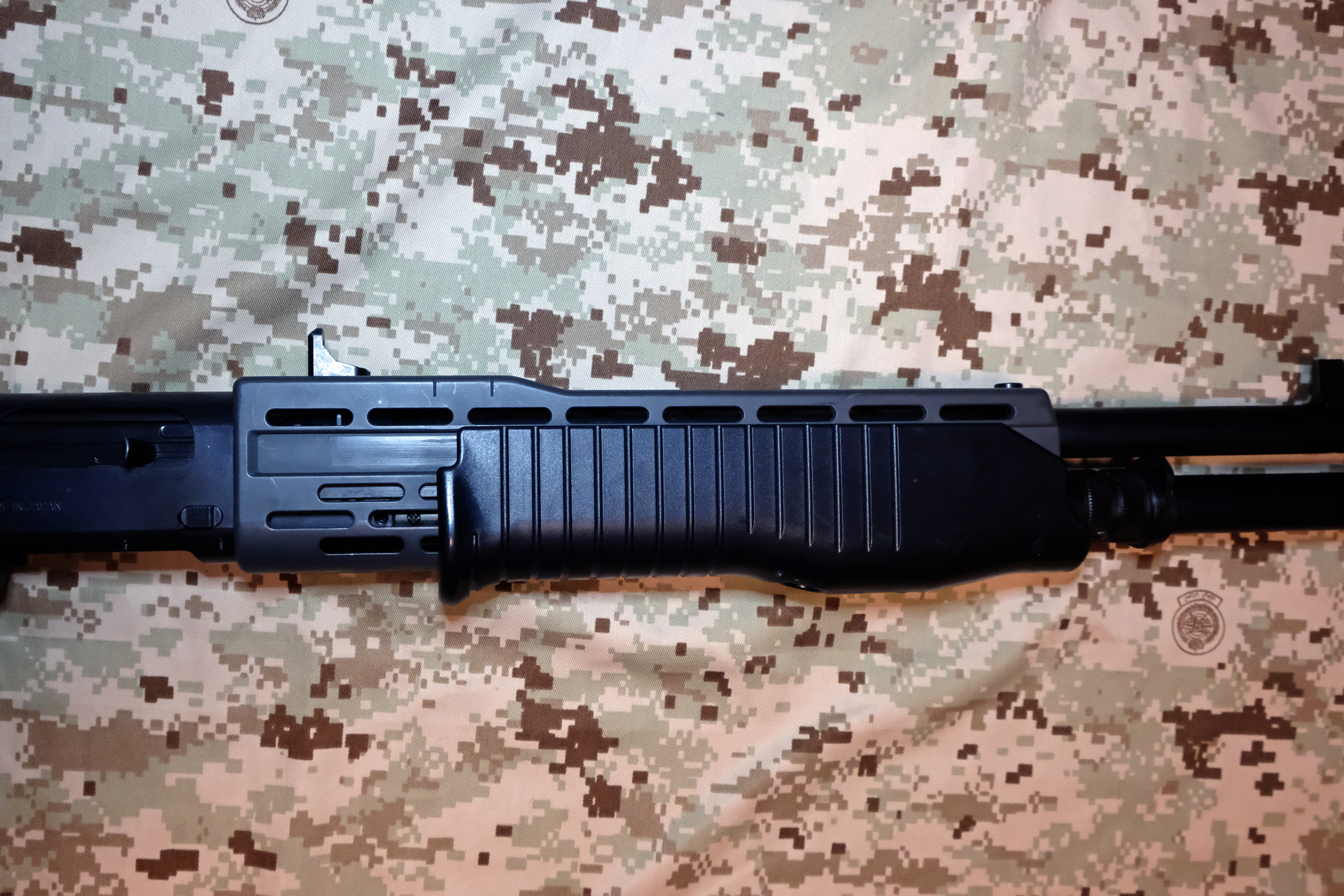 東京マルイ「スパス12」銃身下のフォアグリップを前後させてコッキングする