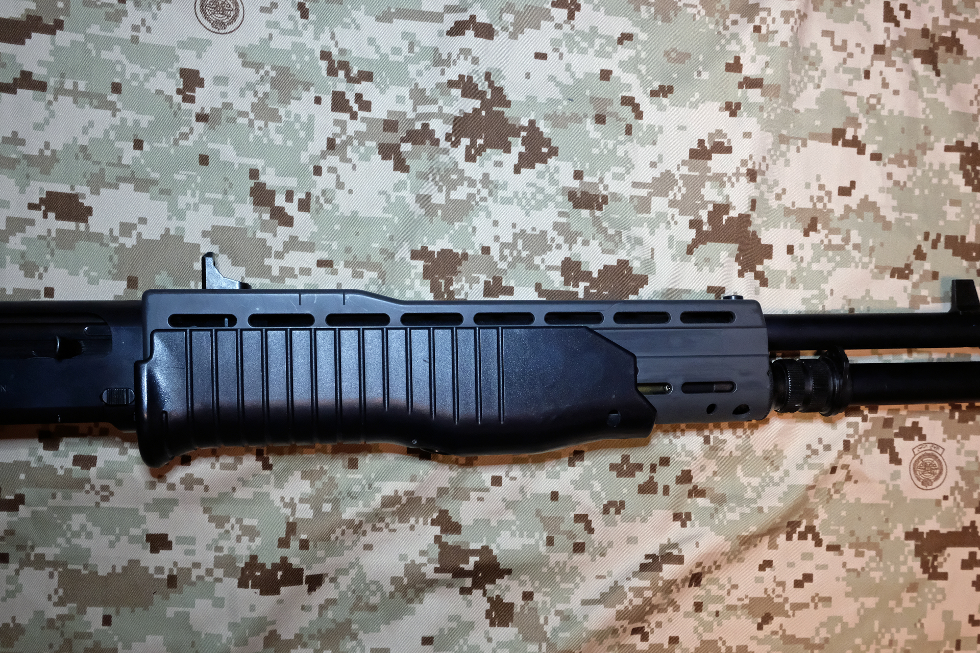 フォアグリップを後退させた状態