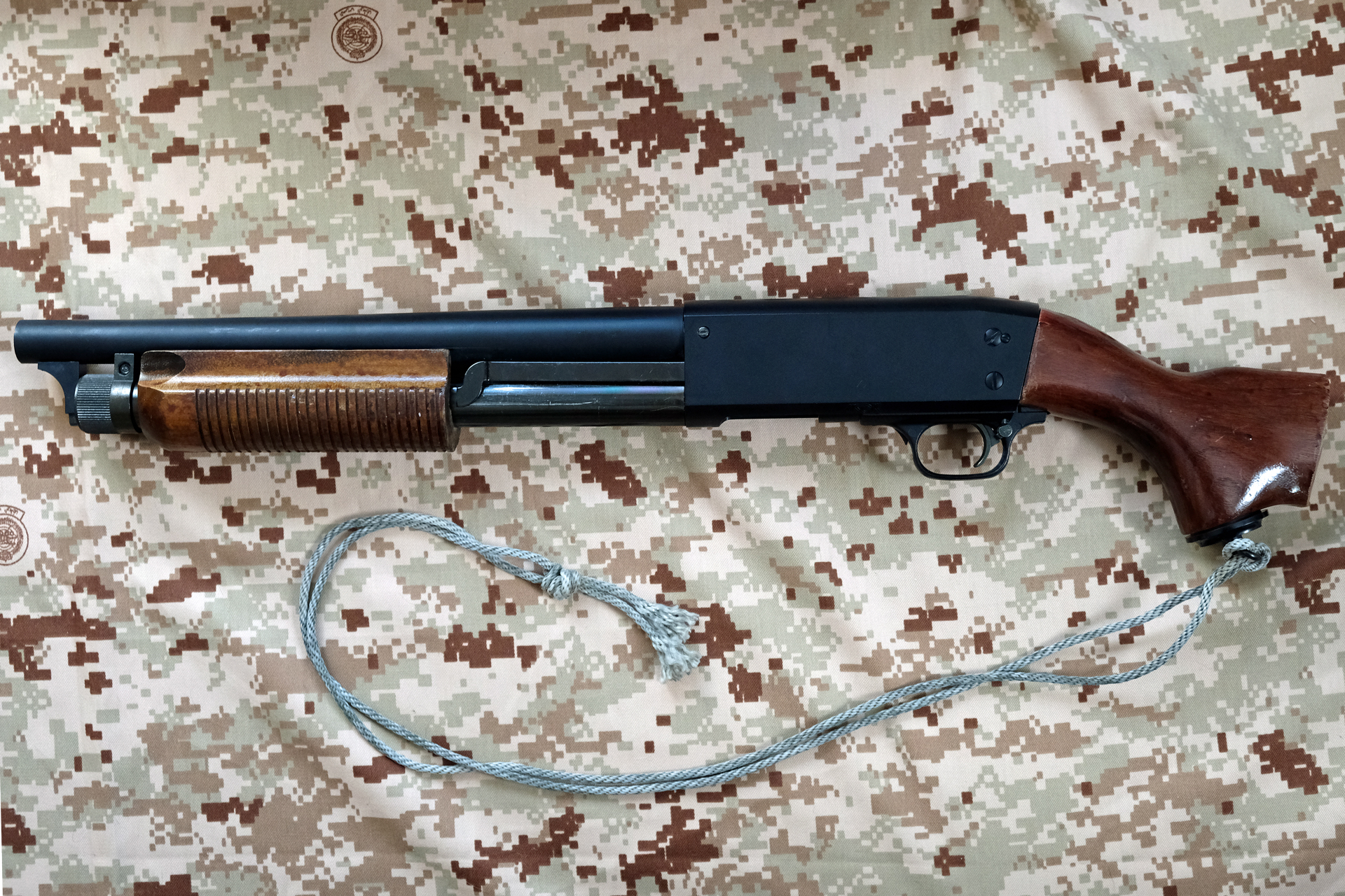 筆者の「イサカM37ソウドオフ」も「ターミネーター」をイメージして社外品の木製ストックを似た形に切断し、スリングではなく「紐」を付けた