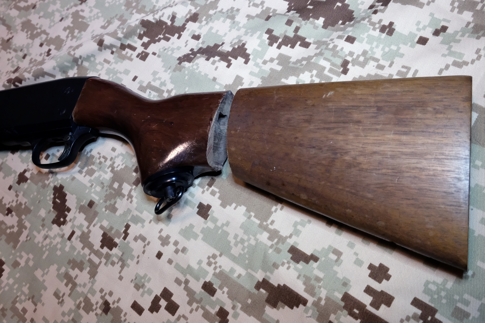 木製のストックを短くカットした