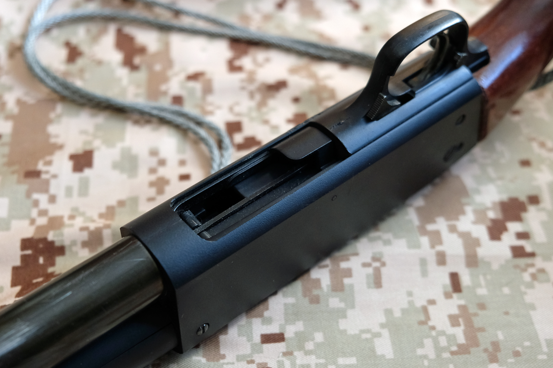 開口部が下部だけの特徴的なレシーバーを再現している