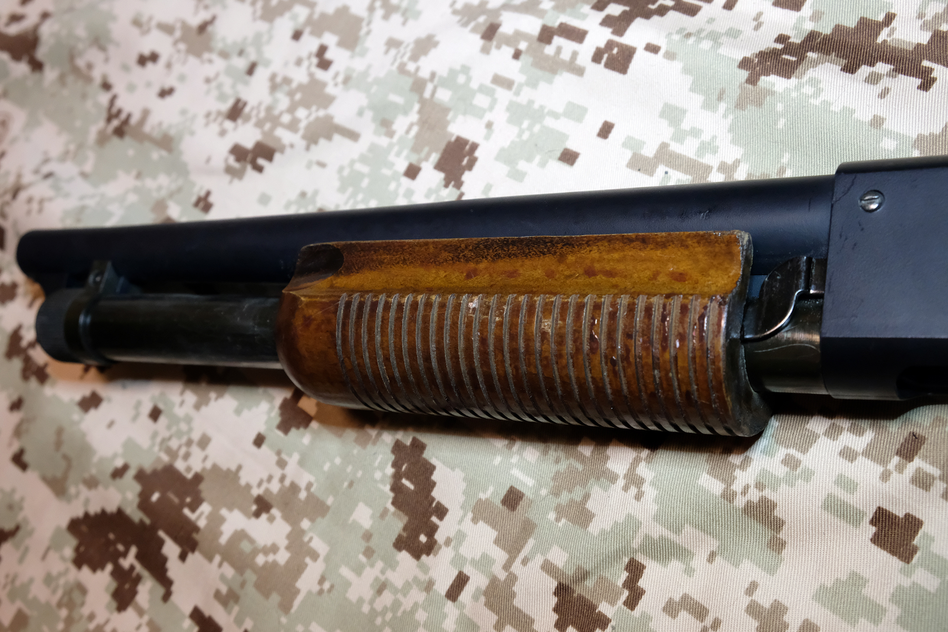 ポンプアクションを行うチューブは金属製