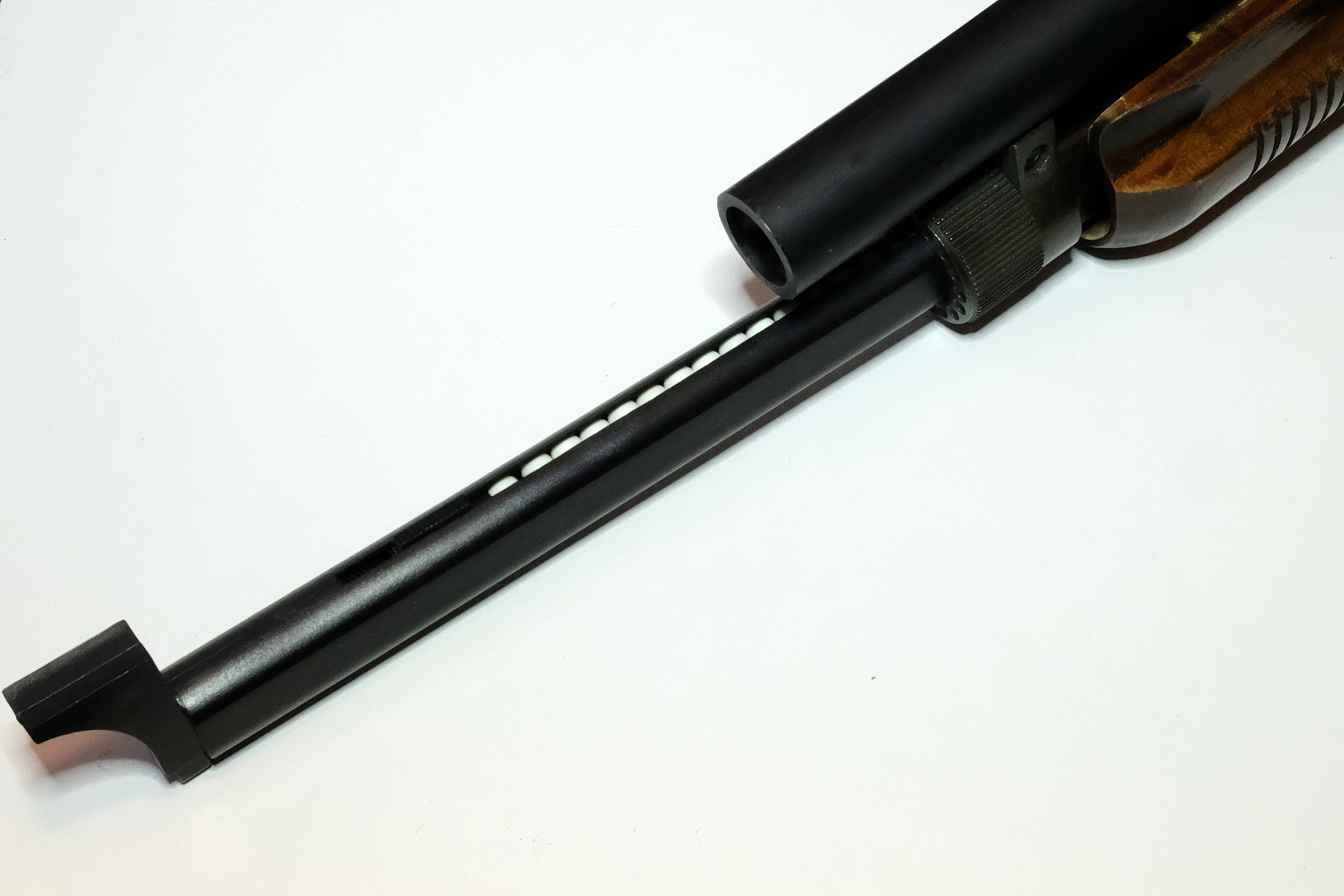 マガジンは先端から押し込む