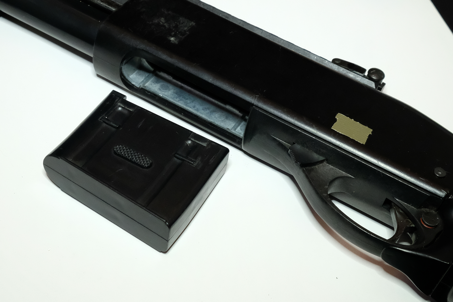 CA870シリーズ共通のボックスマガジン。固定用のマガジンキャッチをマガジン側に設ける独特の機構だが、安価に入手出来て複数所持も苦にならない。ショットシェルを装弾する開口部に装填する