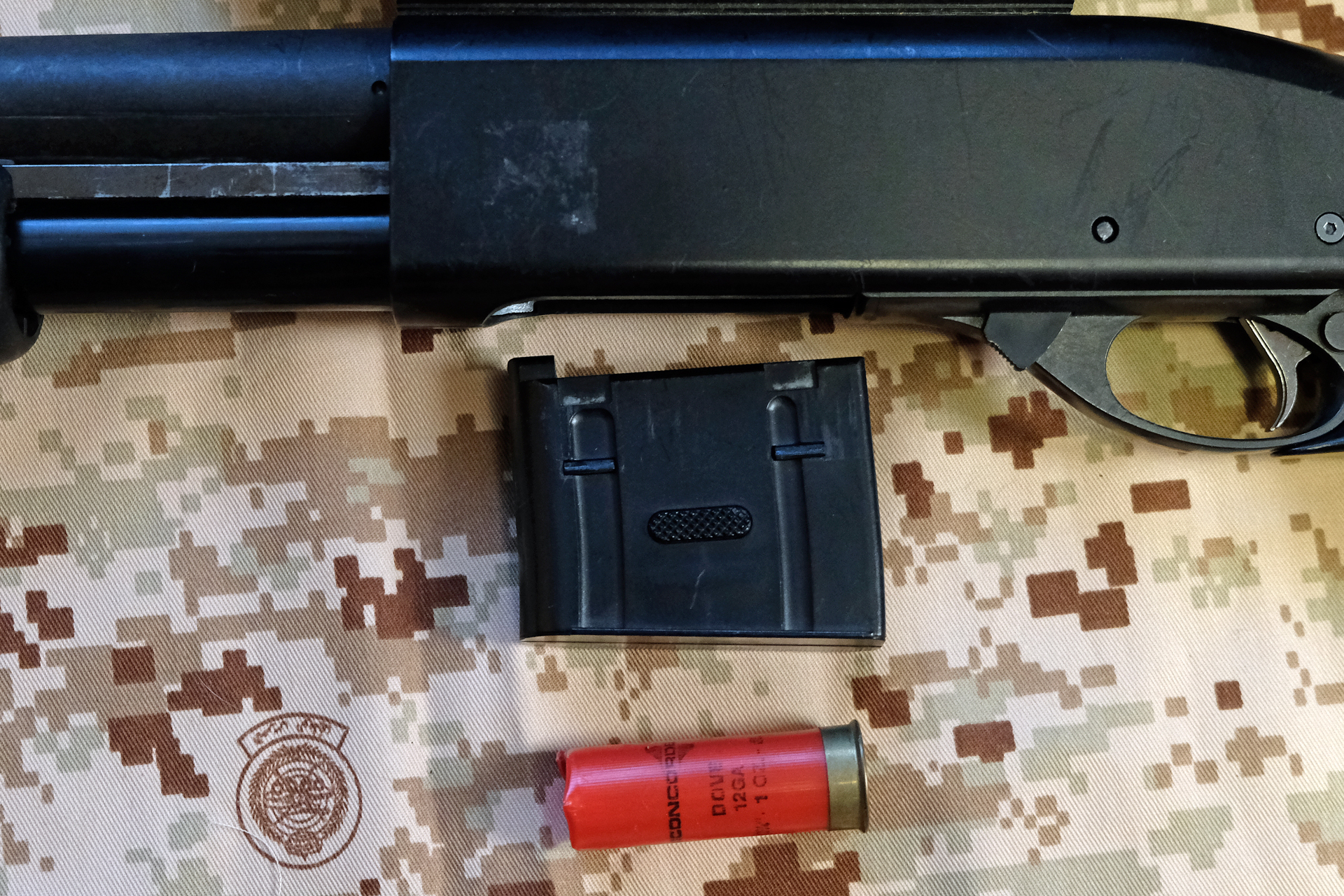 マガジンは12ゲージのショットシェル3発に相当するこだわりのサイズで、40発を装弾できる