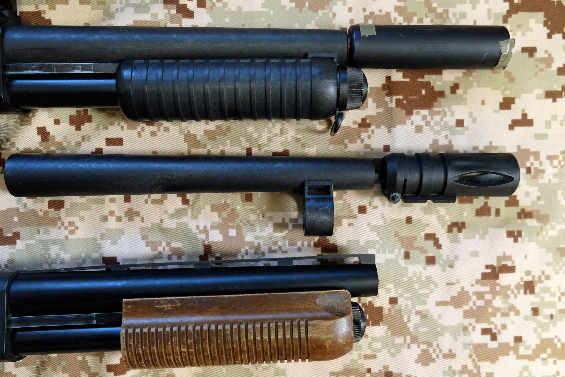 「CA870」はマルゼンや実銃の870用パーツで手軽にカスタマイズ可能。画像上は上部にリブ付きのバレル、真ん中は実銃用のマズルブレーキを付けた物