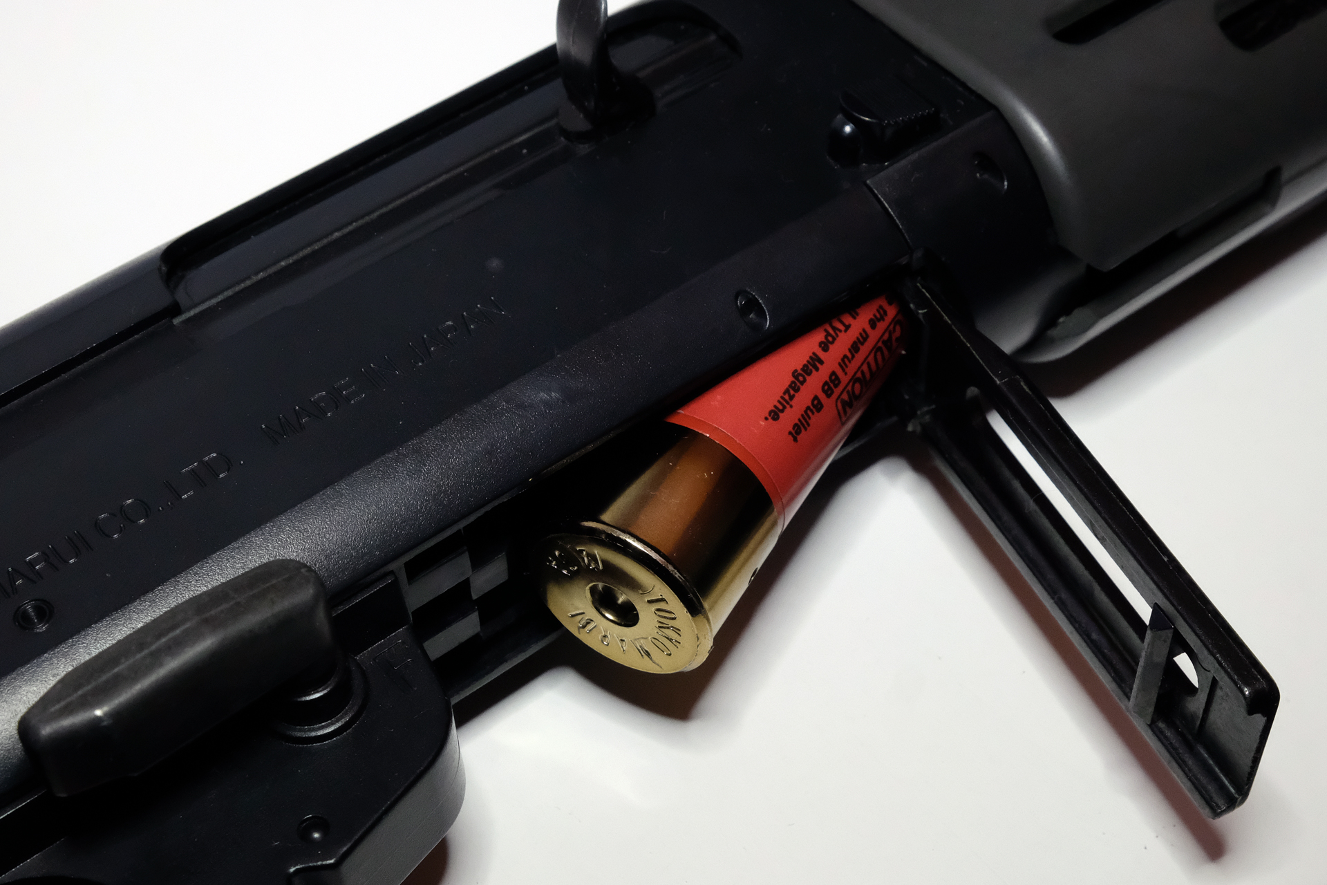 ショットシェル型マガジンは若干斜めにしてから装填する