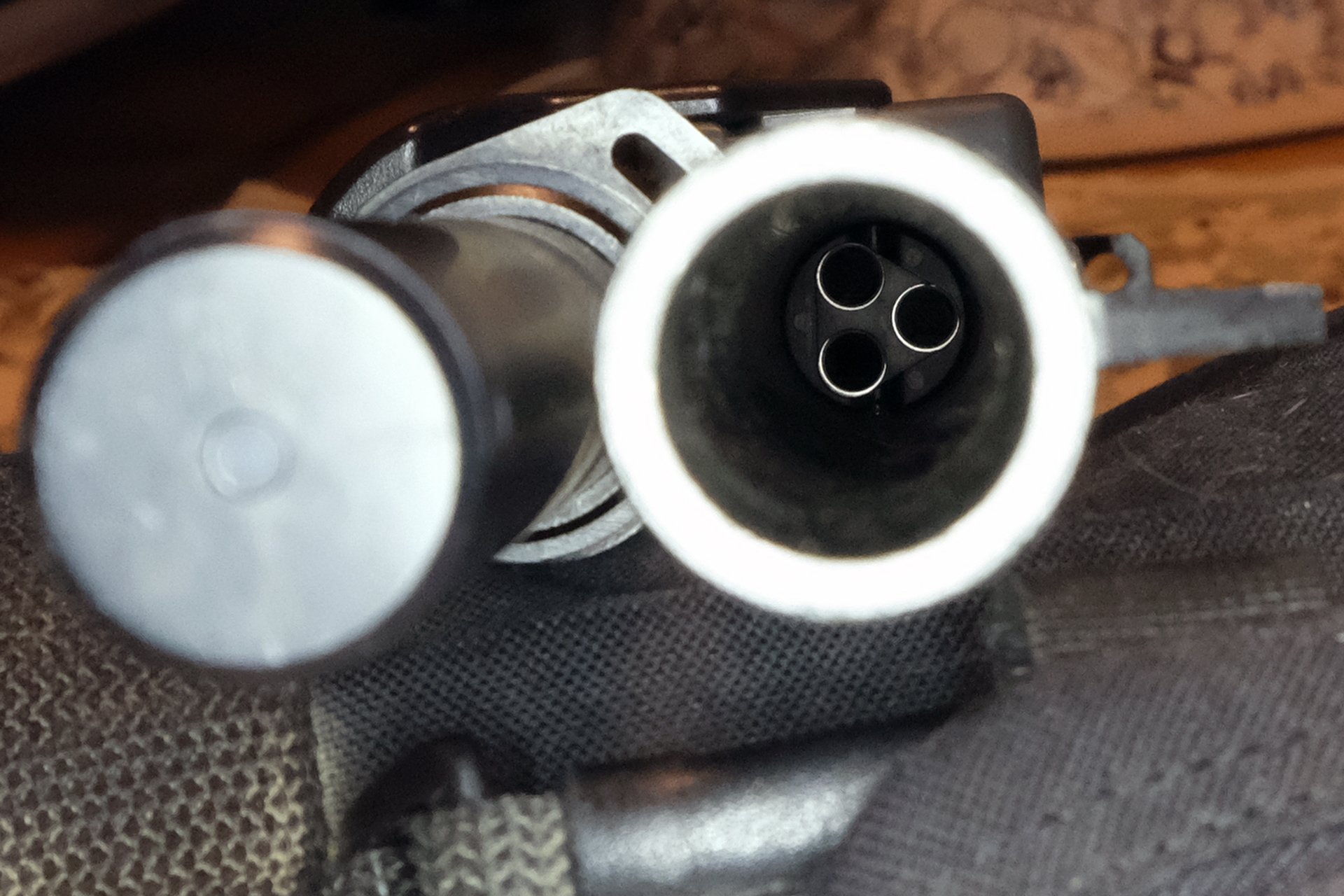 銃口内部。3本のインナーバレルが見える