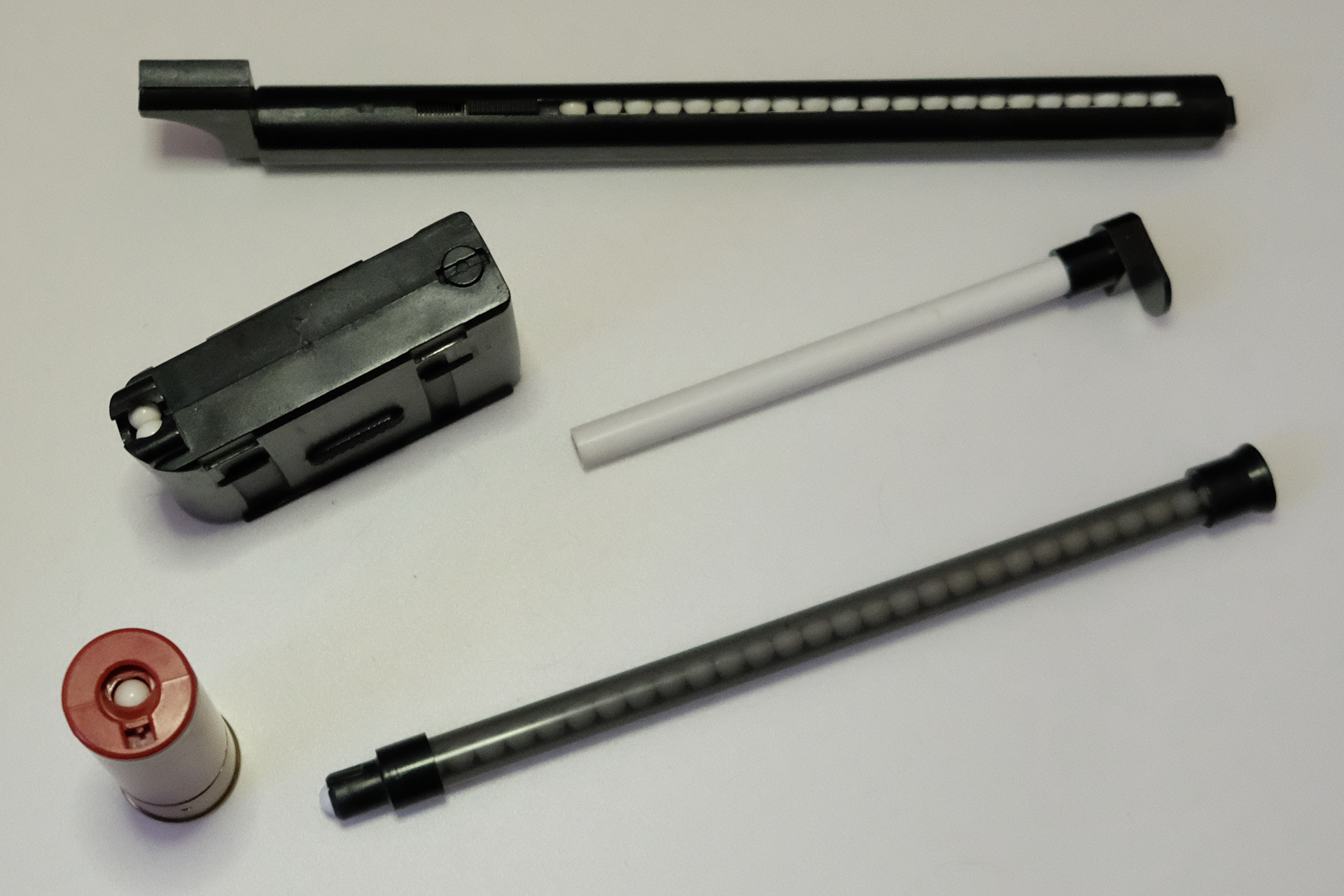 3通りのアプローチを象徴する3種類のマガジン