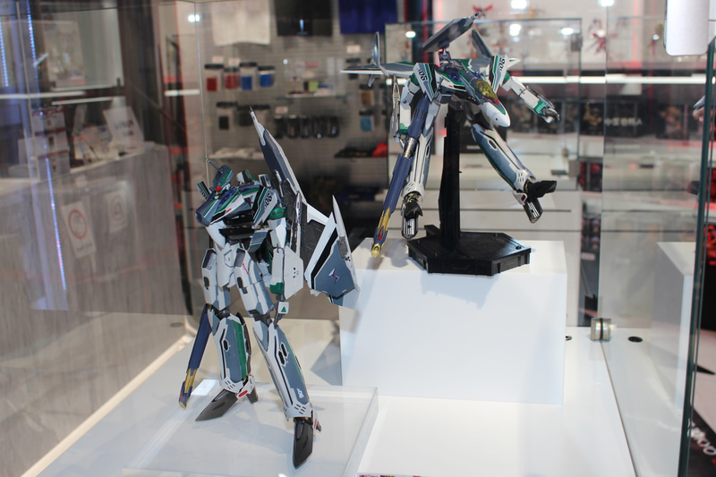 「DX超合金 劇場版 VF-31AX カイロスプラス（ボーグ・コンファールト機）」。7月発売予定、価格は25,300円（税込）。プレミアムバンダイ販売商品