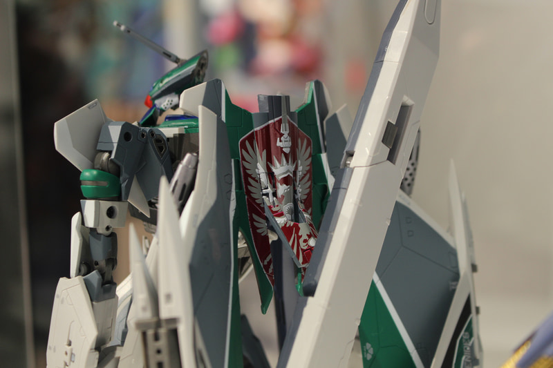 バトロイド形態のときは背中側にあるウィンダミアの紋章