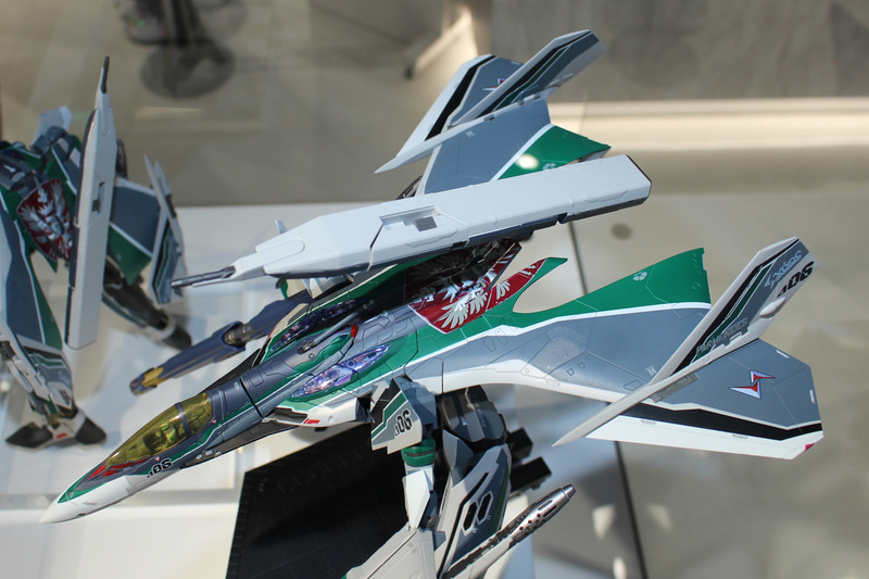 ウェポンコンテナの影になっているが、ウィンダミアの紋章も見える