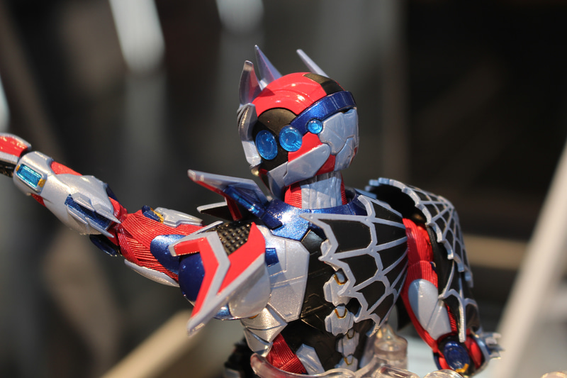 複数存在する蜘蛛の複眼をイメージ。これらはクリアパーツにて成形