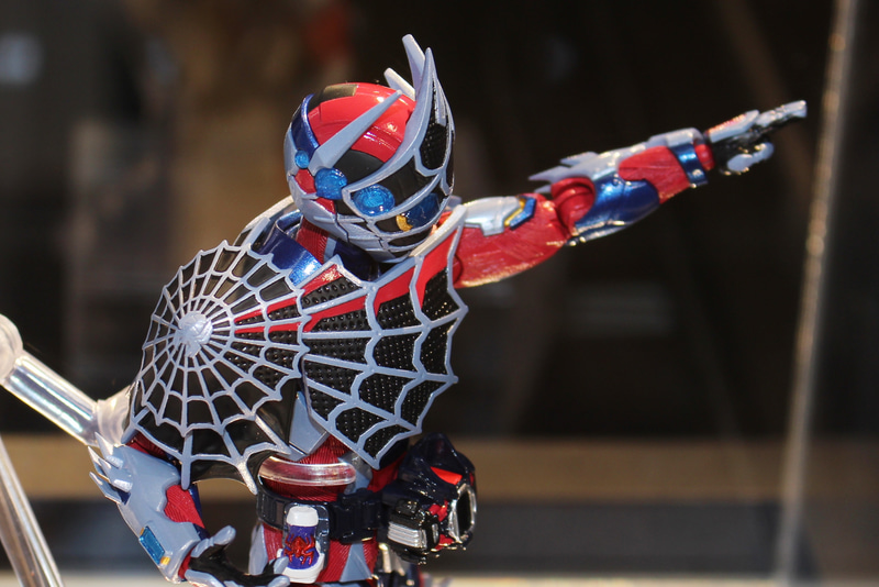 軟質素材で成形されたデモンブレストリンガー