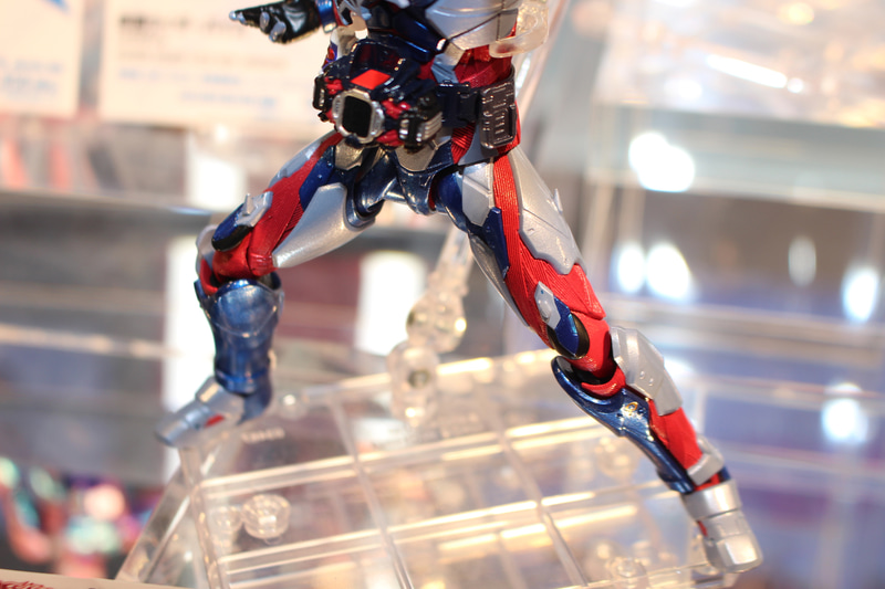 装甲の隙間から見える赤い部分は筋繊維のようなディテールが入っている