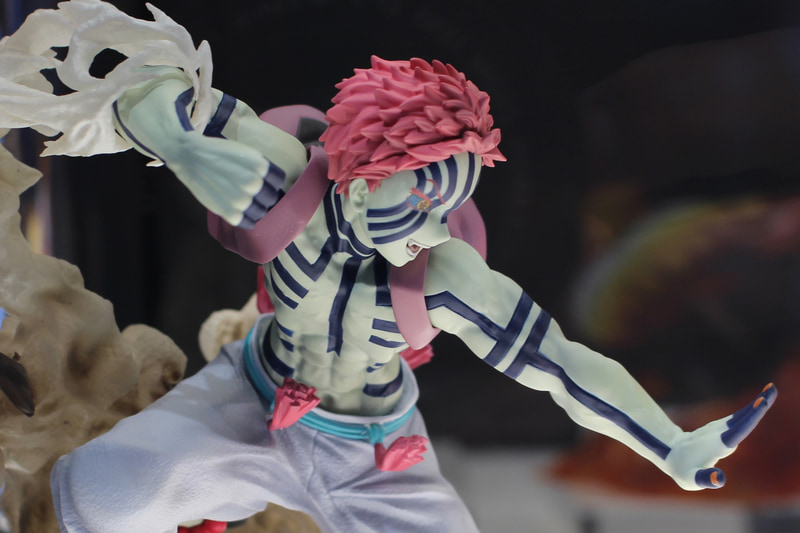 青白い皮膚の全身にほどこされたタトゥー