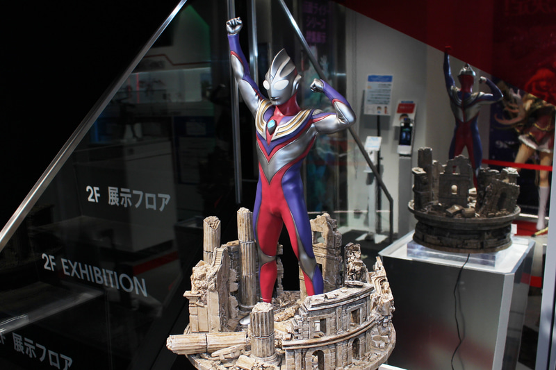 台座を含む全高670mmというビッグサイズの造形は大迫力だ