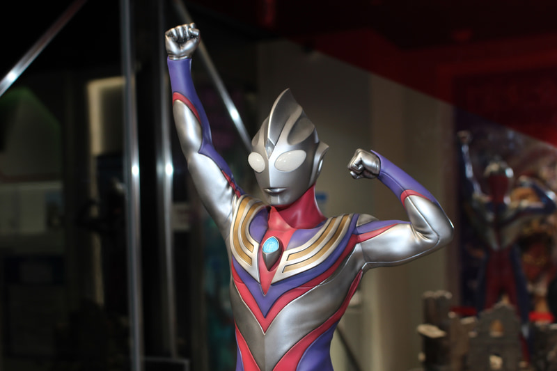 スーツのシワなどを造形にて表現し、グラデーション塗装でそれを引き立たせている