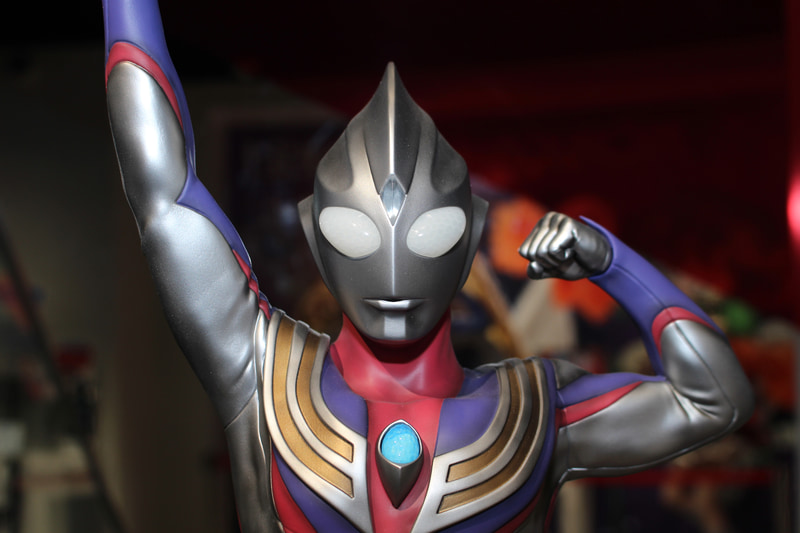 マスクはスーツとは異なるメタリック塗装が施されている。額のティガクリスタルはクリアパーツだ