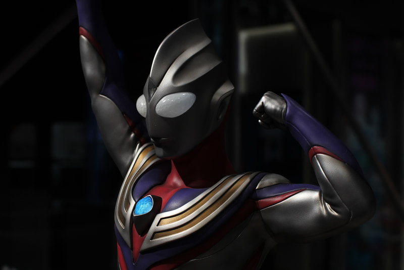 瞳とカラータイマーにはLEDを内蔵して点灯。造形に映えるギミックだ