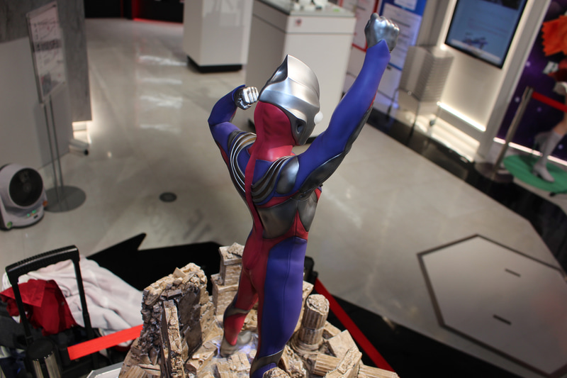 スーツとしての造形もバッチリで、バックショットも美しい