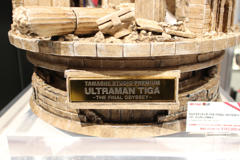 台座にはゴールドのプレートをあしらう。商品にはシリアルカードも付属（シリアルナンバーはランダム）