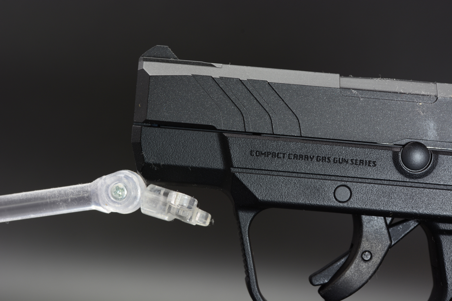 銃身。はっきりとしたフロントサイト、角張ったフォルムはかなりモダンな雰囲気