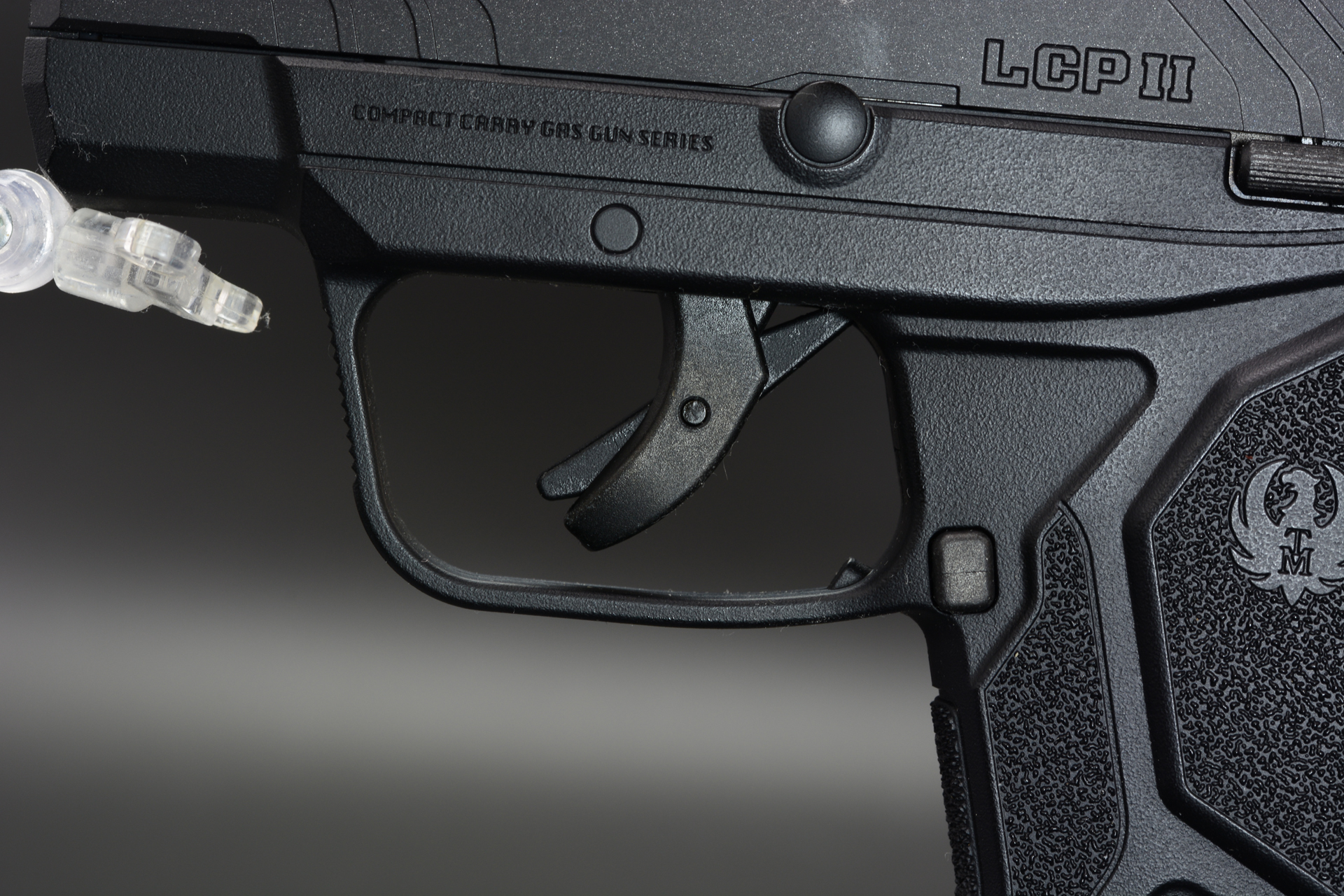 トリガー。中心がセイフティで、一緒に握り込むことでセイフティが解除される