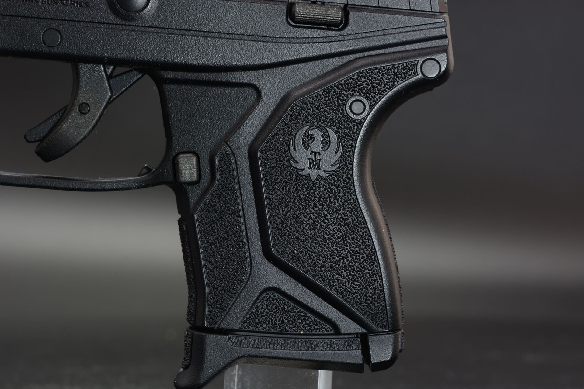 特徴的なグリップ。手のひらにしっかり食い込み滑らない