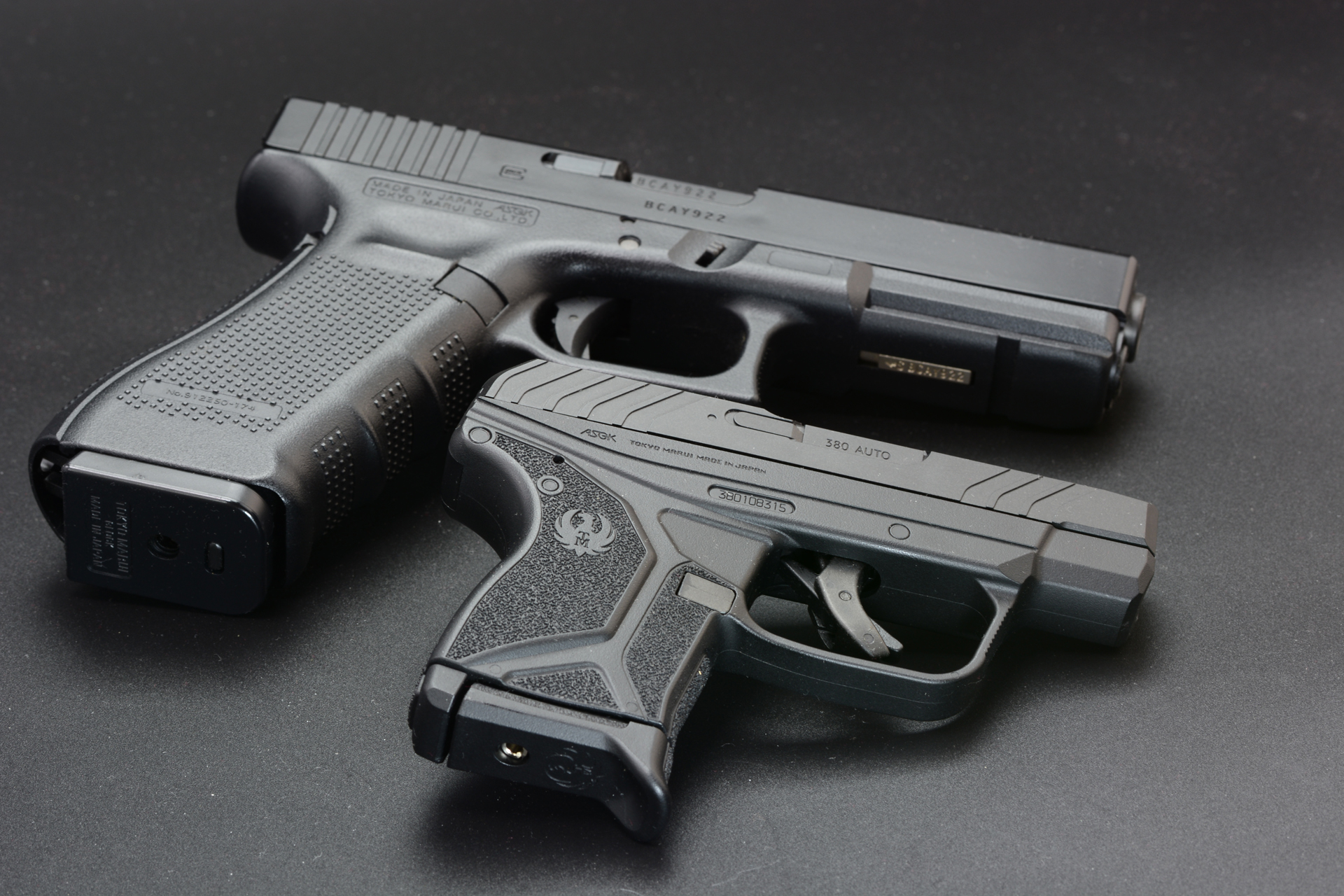 上は同じく東京マルイの「ガスブローバックガン グロック17Gen4」。グロックは中型のオートだが、並べるとLCPIIの小ささがわかる