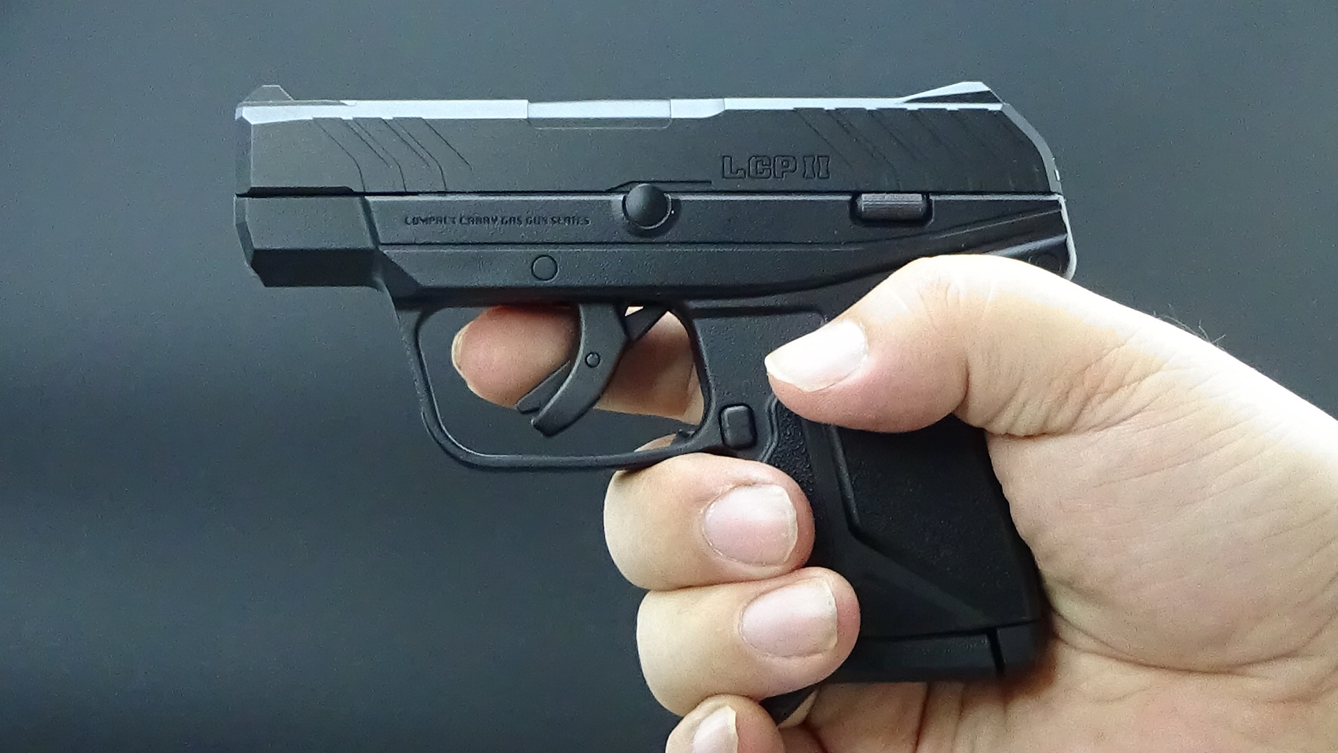 手で握ってみる。マガジンの先端が薬指にかかりしっかりと握り込める