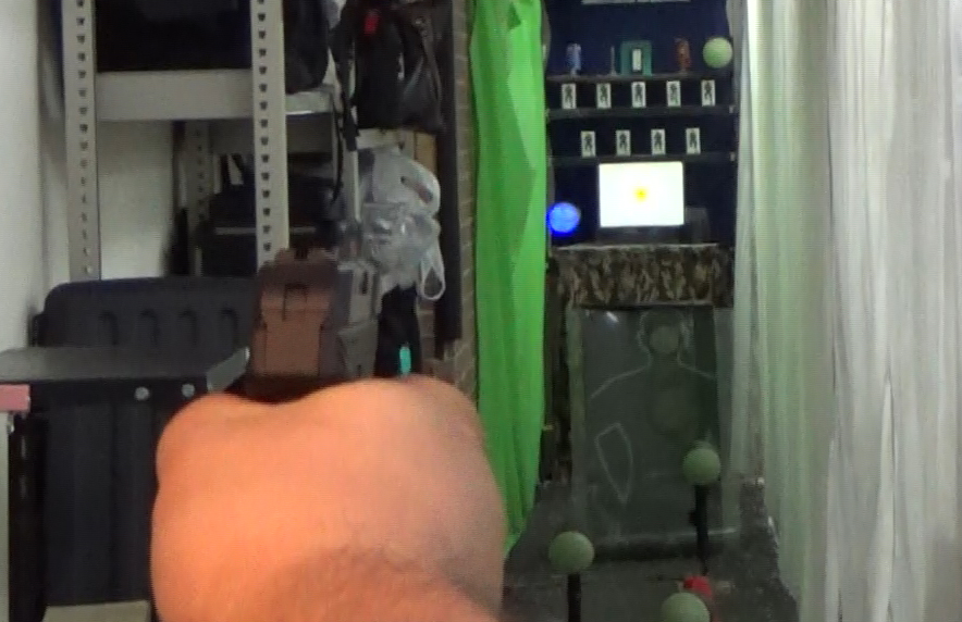 こちらは15mのレンジ。しっかりとBB弾は15m先の的まで届く。HOPが効くので、少し下の方を狙う感じで撃つ