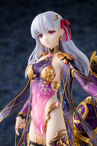 FGO」より、クリアパーツを多用した大胆な衣装の「アサシン/カーマ」が