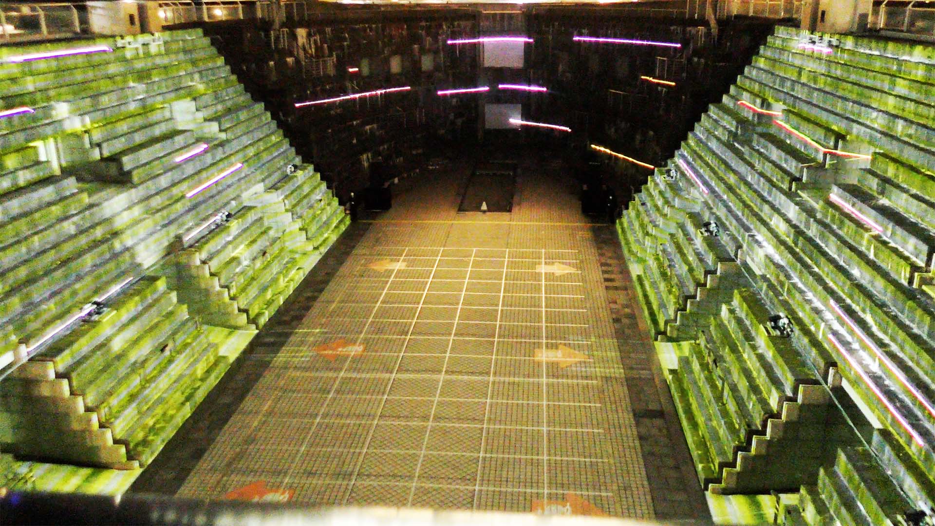 橋上からはレーザーによる光の演出が美しい