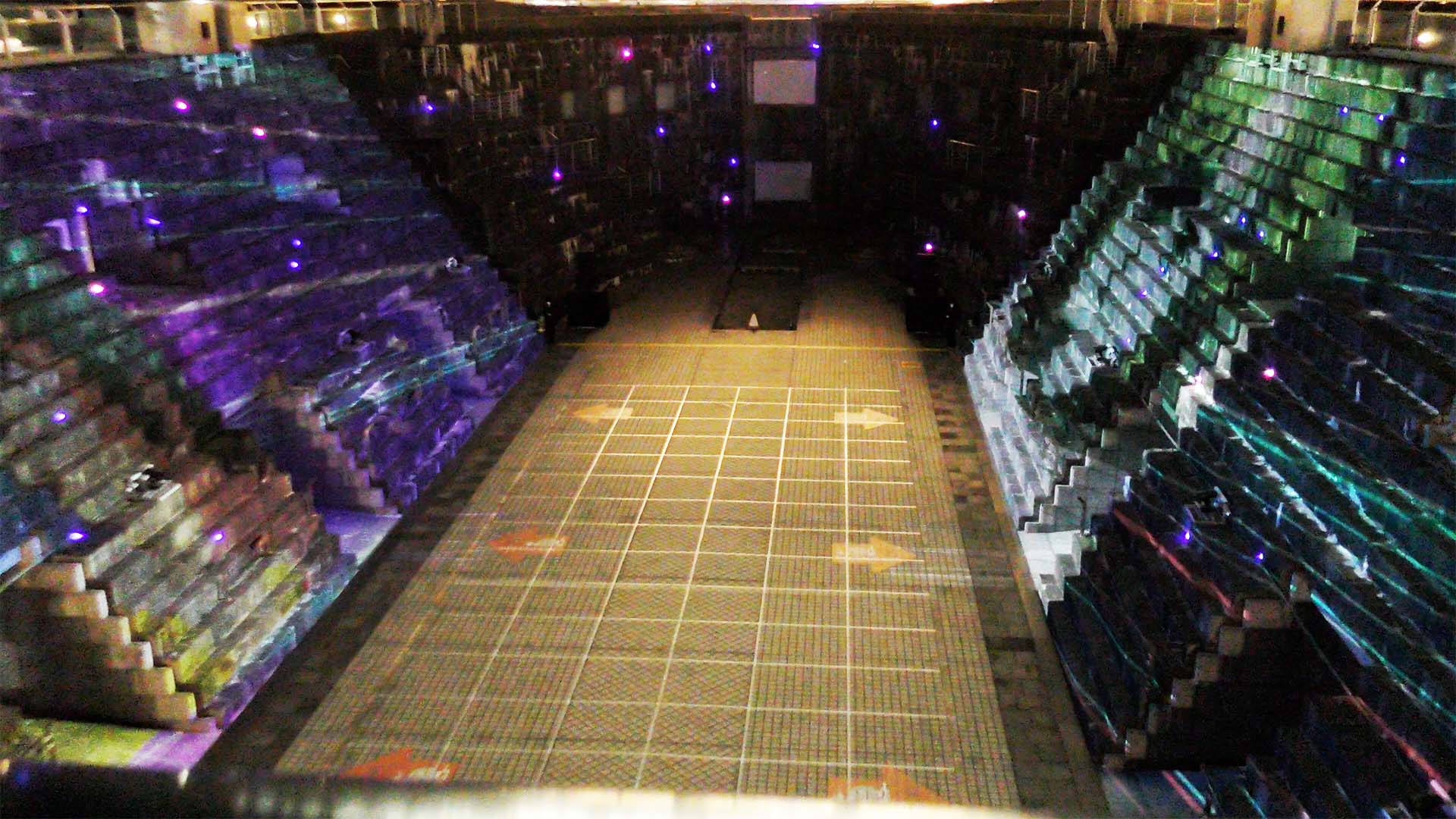 奥の壁面へのレーザー照射で空間全体を魅了する