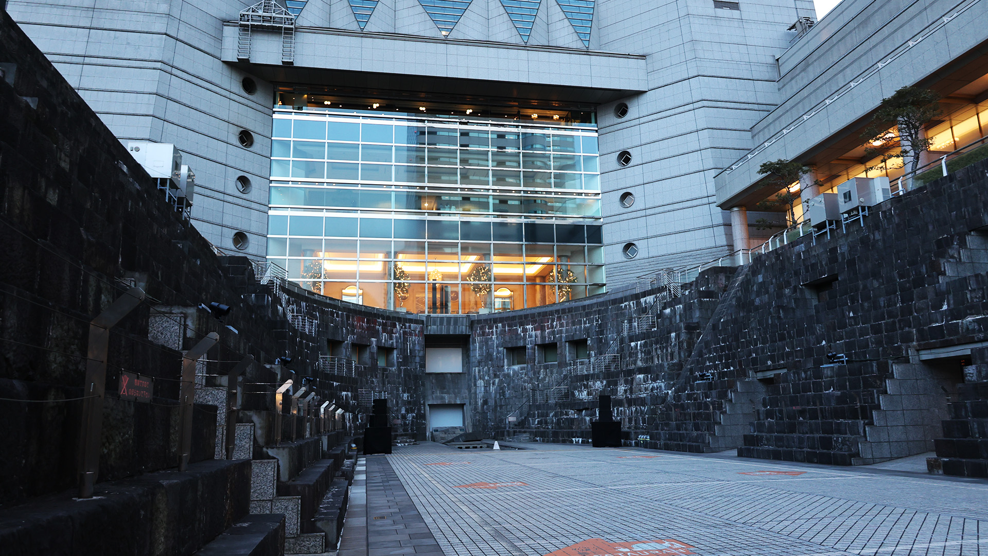 降りてみると結構な深さに驚きます