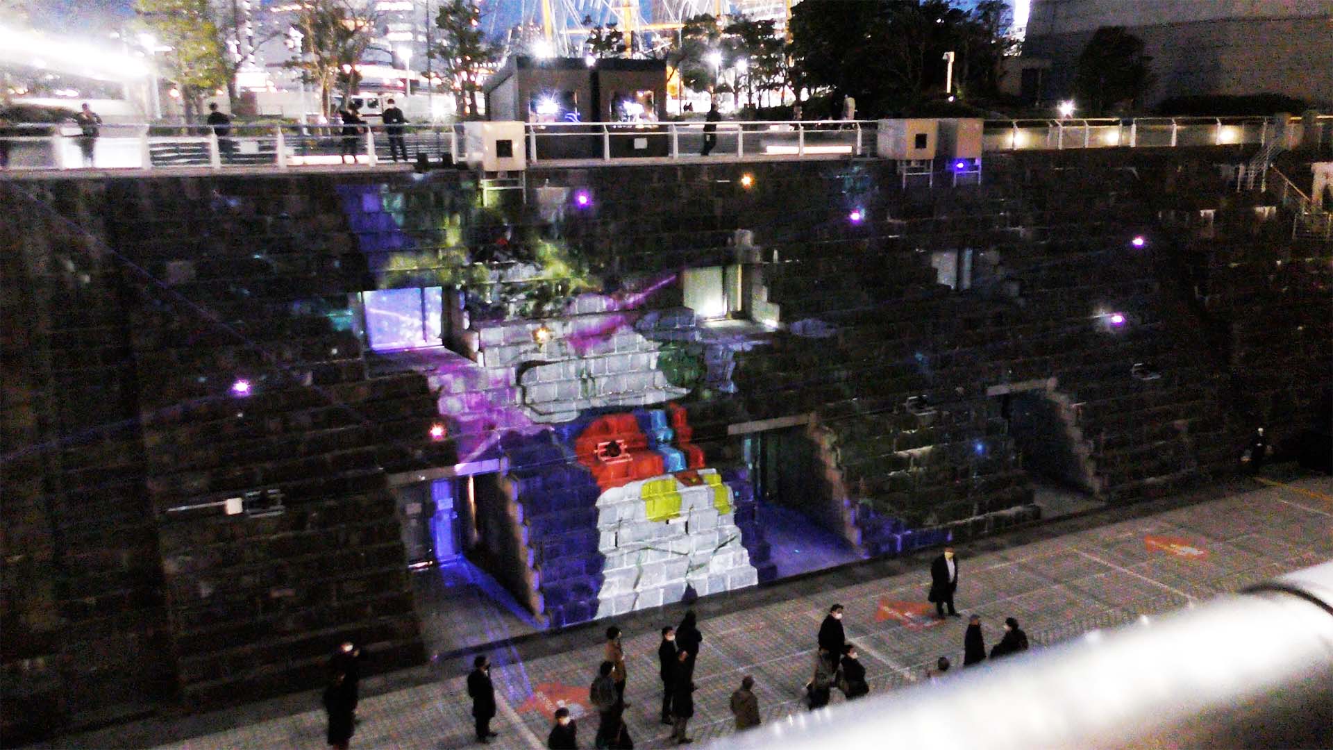 頭部を破壊されるガンダム