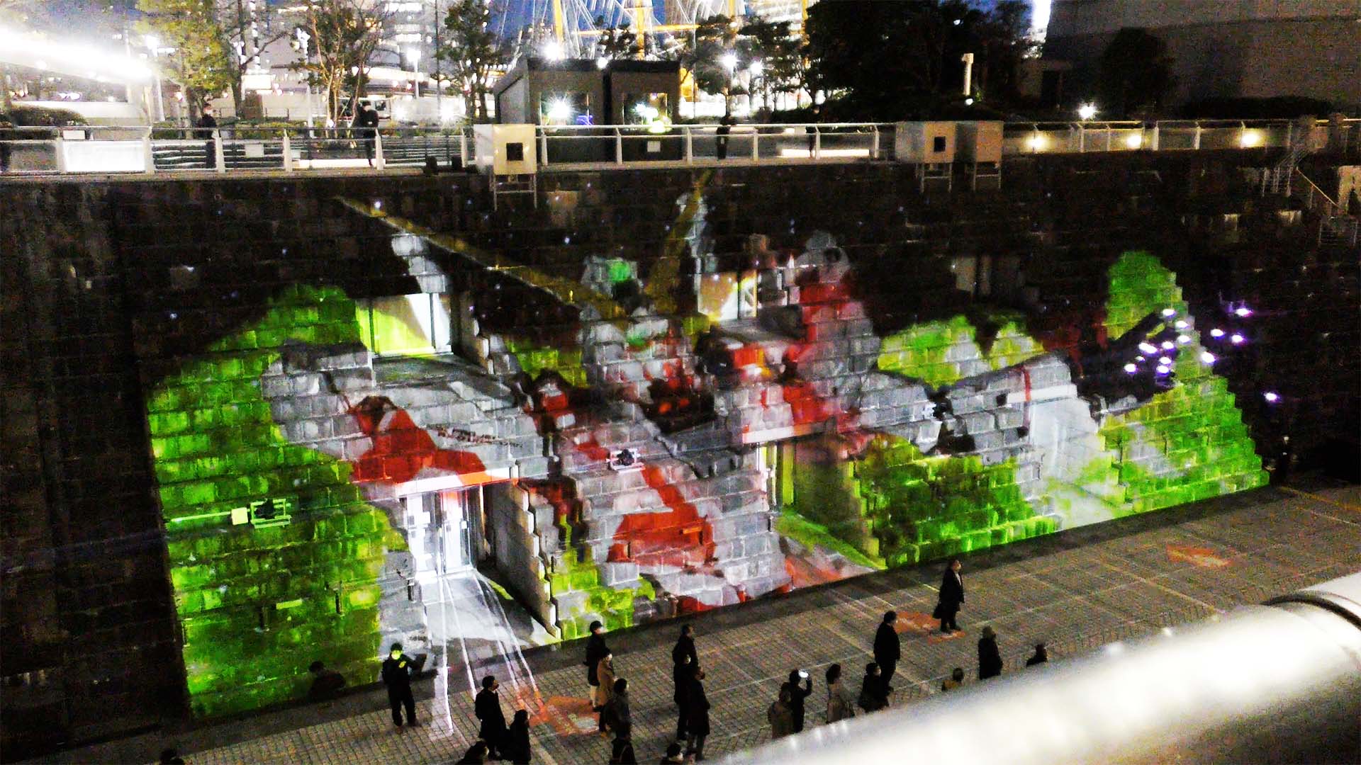 左舷側からユニコーンガンダムが回り込む！