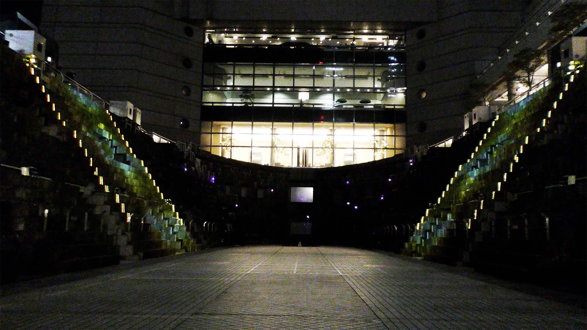 レーザーによる演出も角度が変わってよりダイナミックに