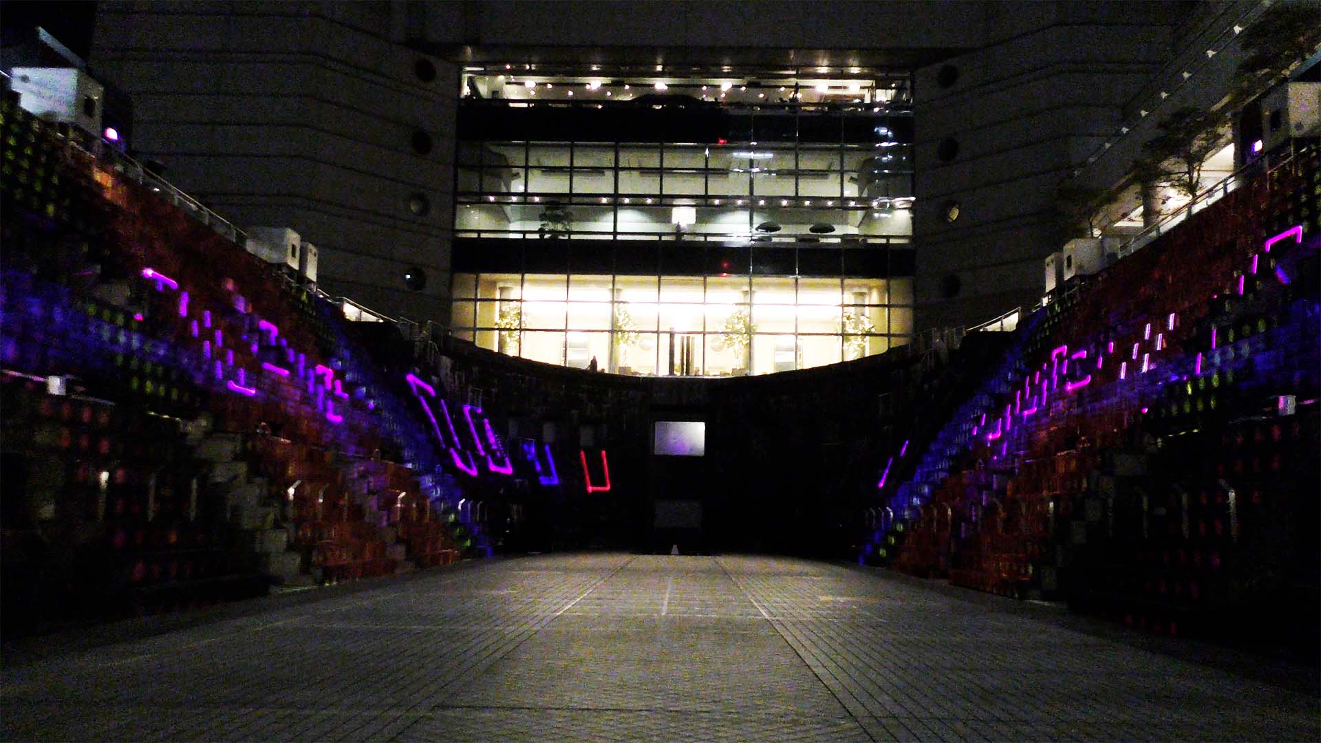 レーザー光が周囲を駆け巡る