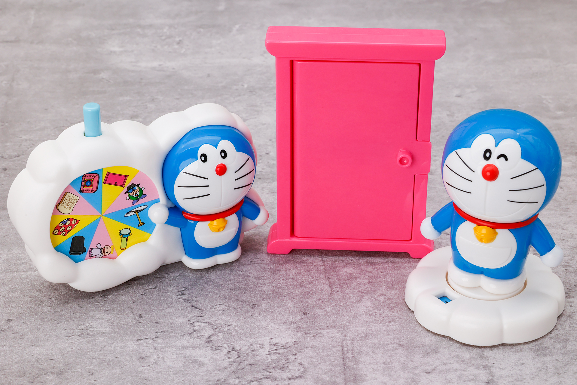 こちらが第2弾のハッピーセット「ドラえもん わくわくゲーム」。写真左から「ひみつ道具ビンゴ」、「どこでもドア絵あわせカードゲーム」、「ひみつ道具すごろく」だ
