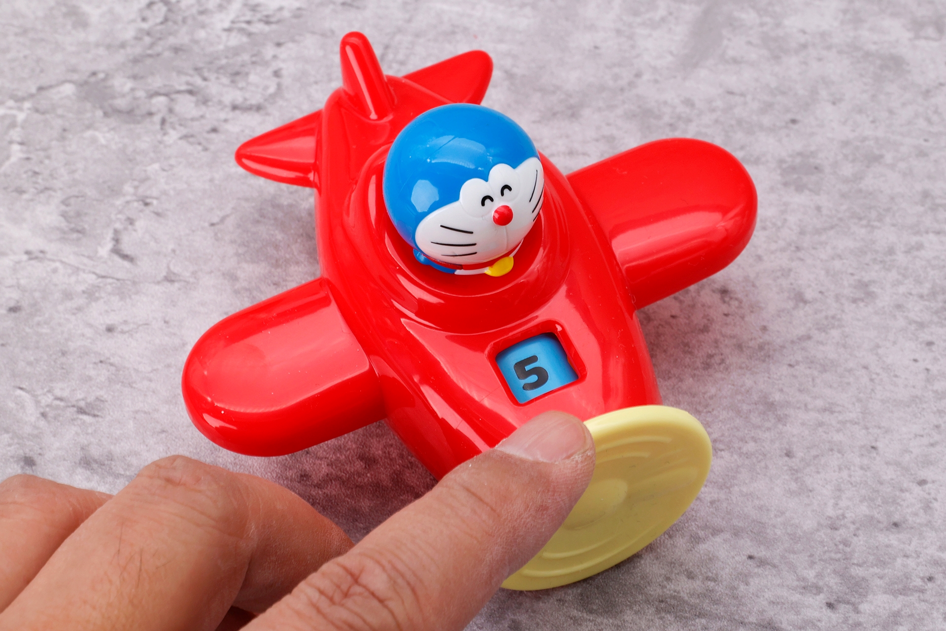 プロペラを指で回すと、それに連動して数字が1～6の間で回る